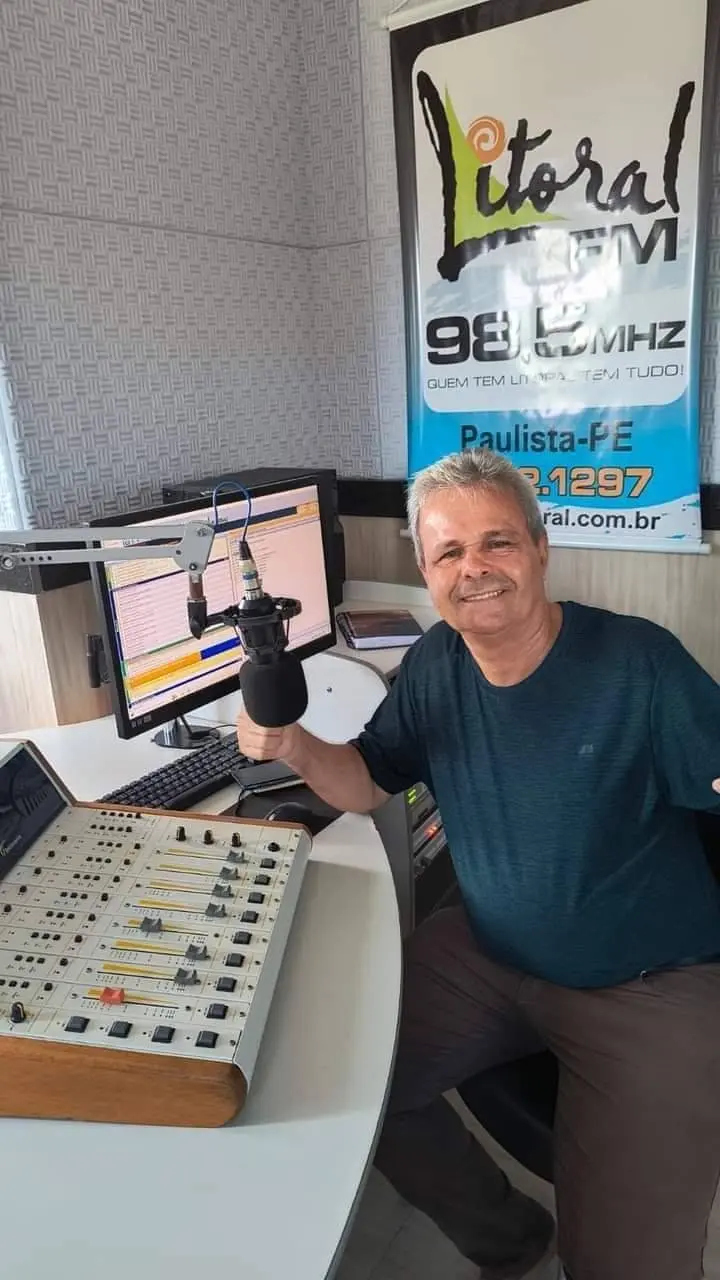 O Programa 2 Radialista Abraão Anacleto no estúdio, apresentando o Grito de Alerta